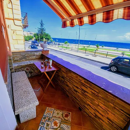 Apartment Seafront House Gabbiano Blu